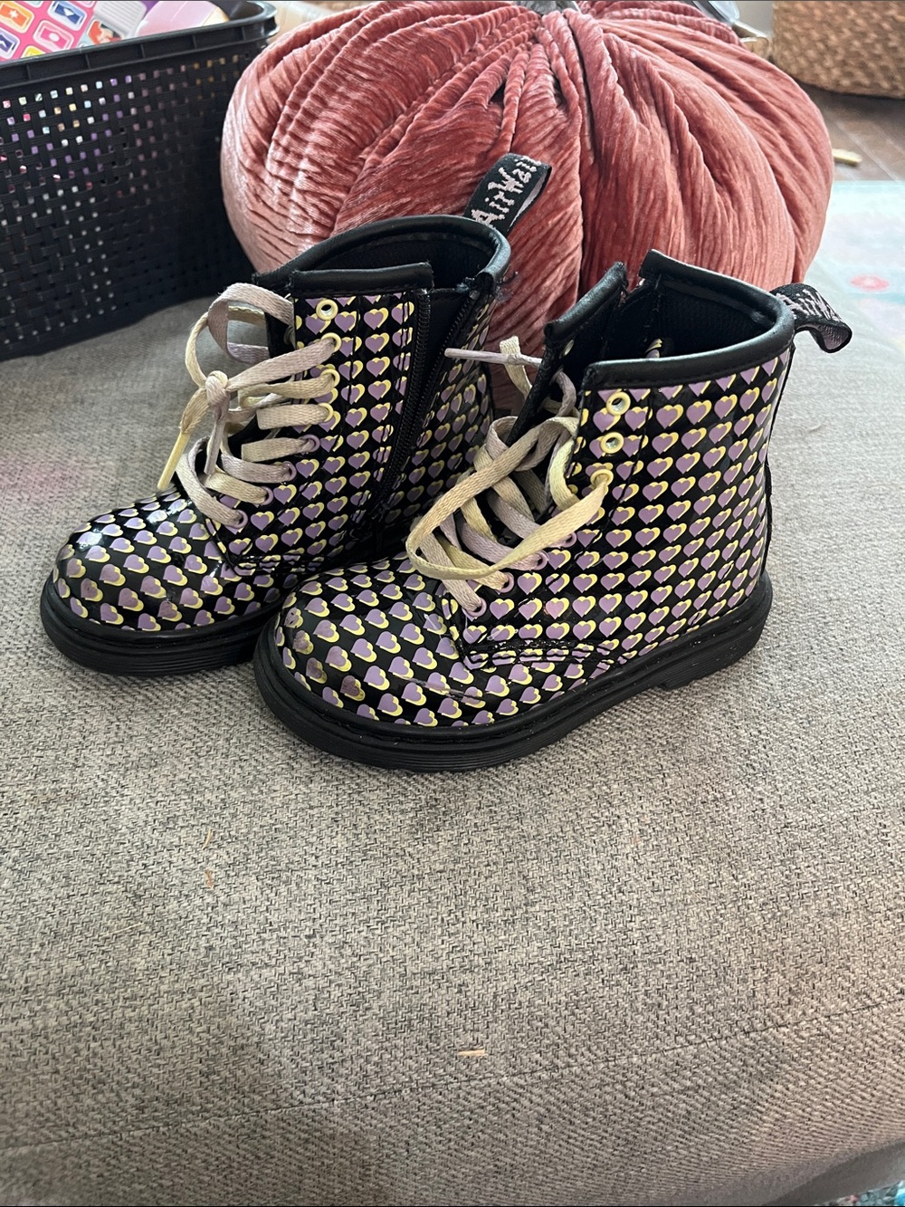 Dr. Martens Kids Heart-Print Lace-Up Boots in Purple and Gold size 8 kids